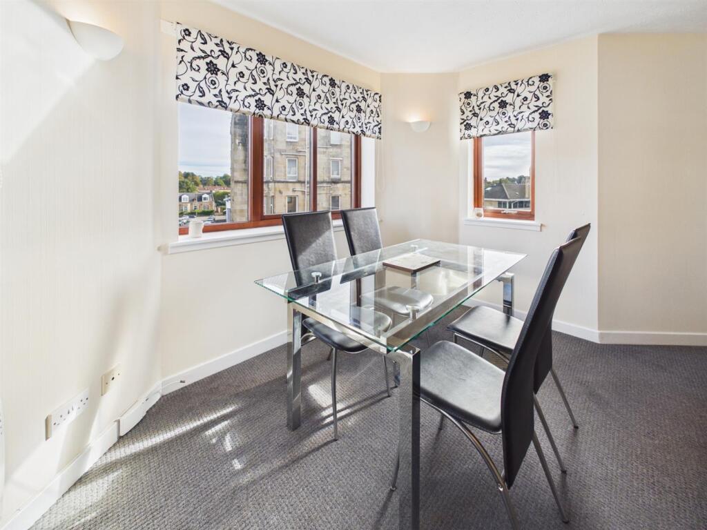 Apartment in Paisley, Renfrewshire - View 3