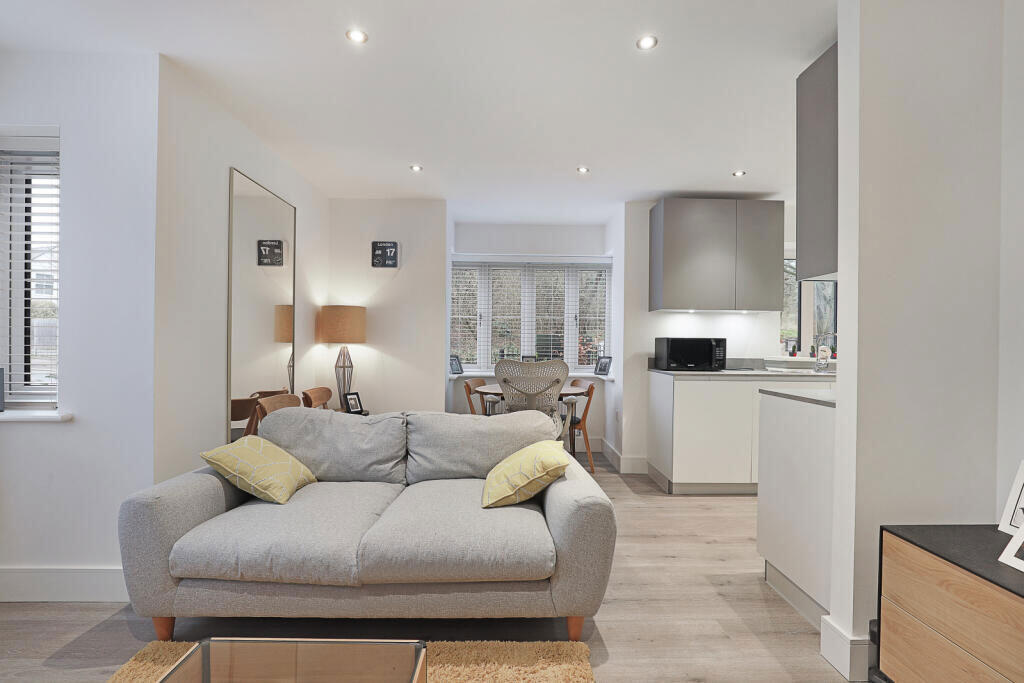 Apartment in Ilford - View 3