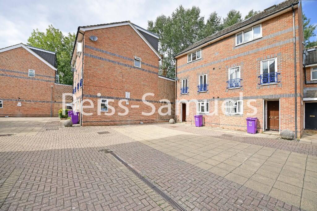6 bedroom semi-detached house for rent