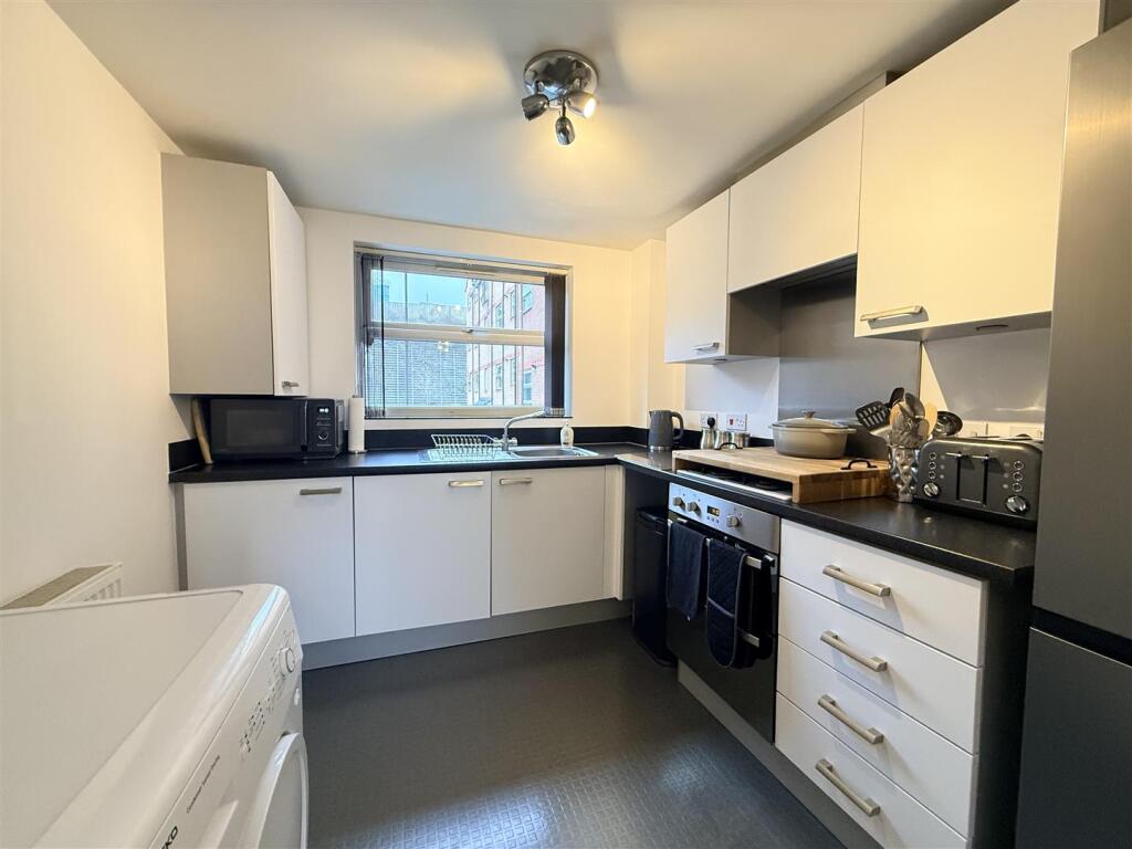 Apartment in Dudley, West Midlands - View 6