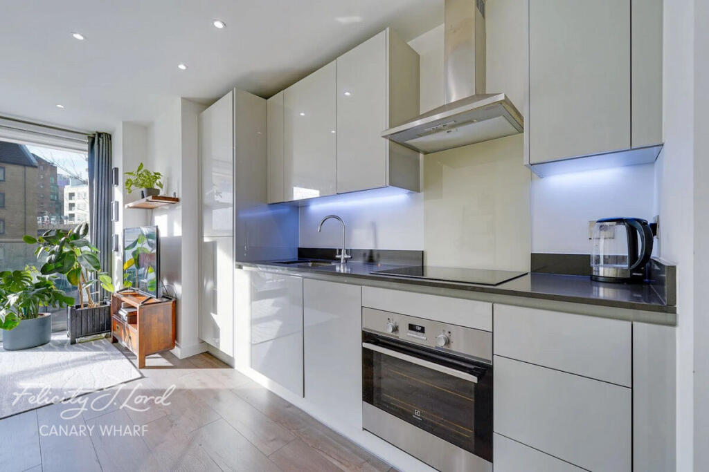 1-bed apartment on East Ferry Road, London, £400,000