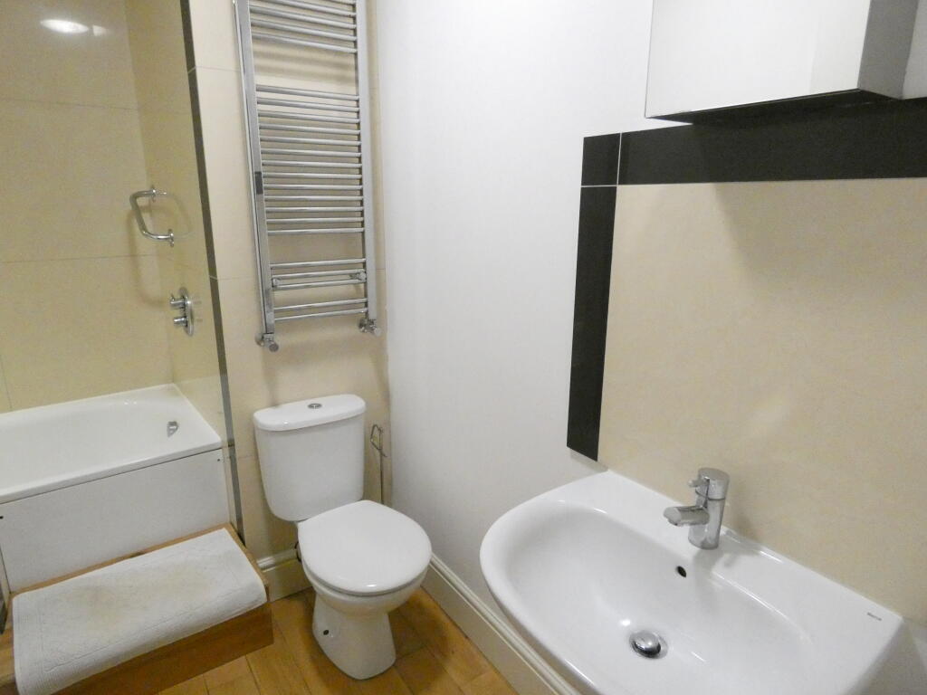 Apartment in London, Ranwell West, Bow - More