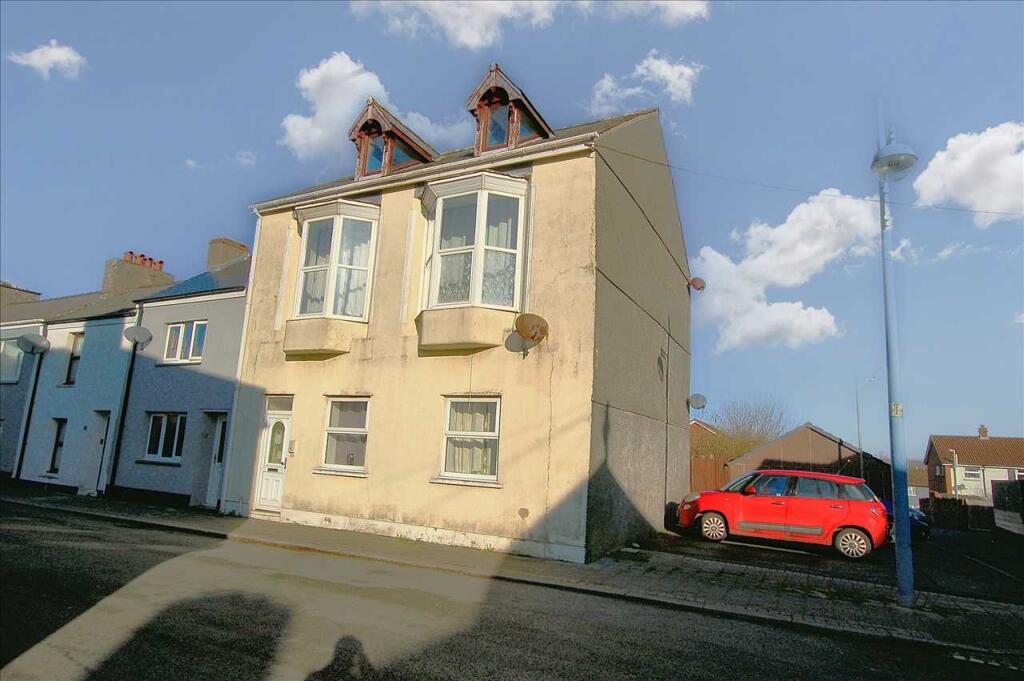 5-bed apartment on 19 Queen Street, Pembroke Dock, £200,000