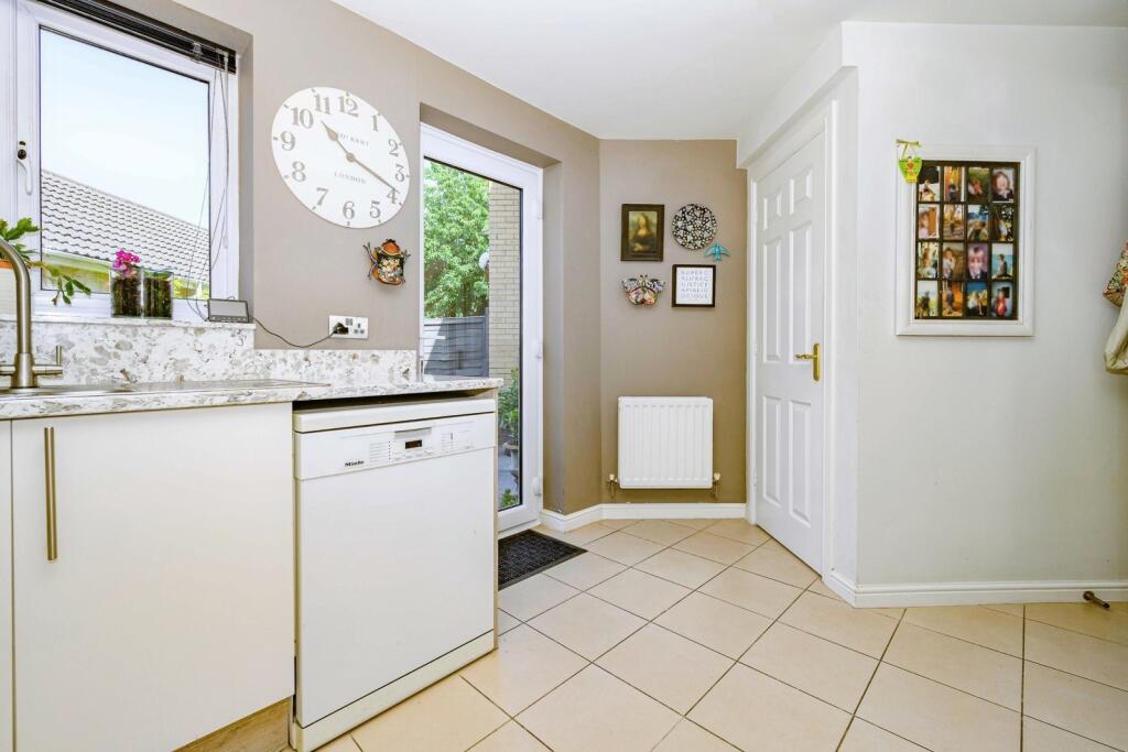 House in Luton, Leagrave - More