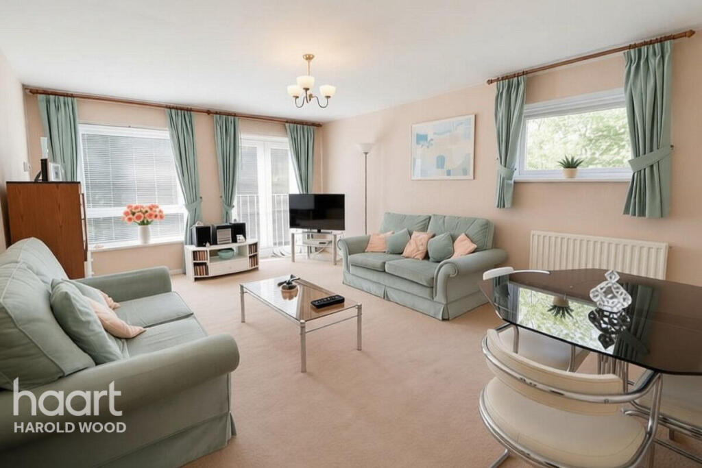 Apartment in London, Harold Wood - View 2