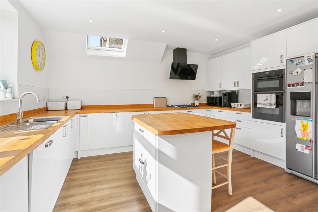 House in Sutton - More