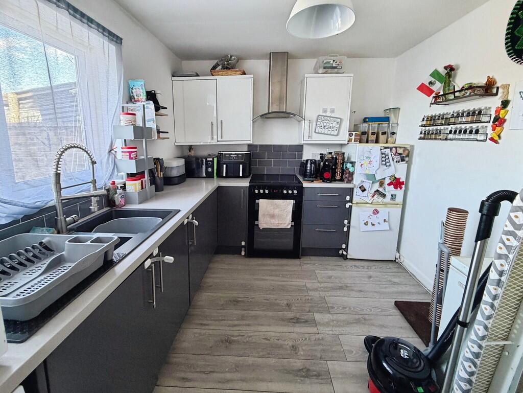 Apartment in Westbury, Leigh Park - View 5