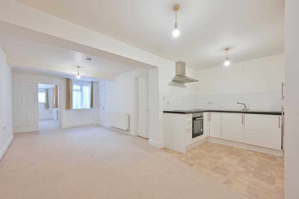 Apartment in Watford, North Watford - View 4