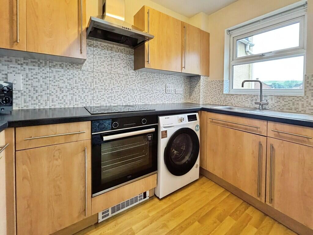 Apartment in Leeds, Town End, Farnley - View 3