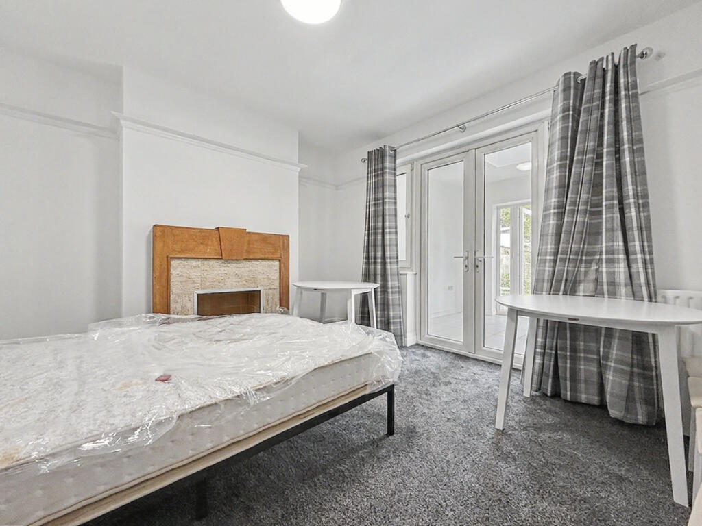 Apartment in London, Heston - More