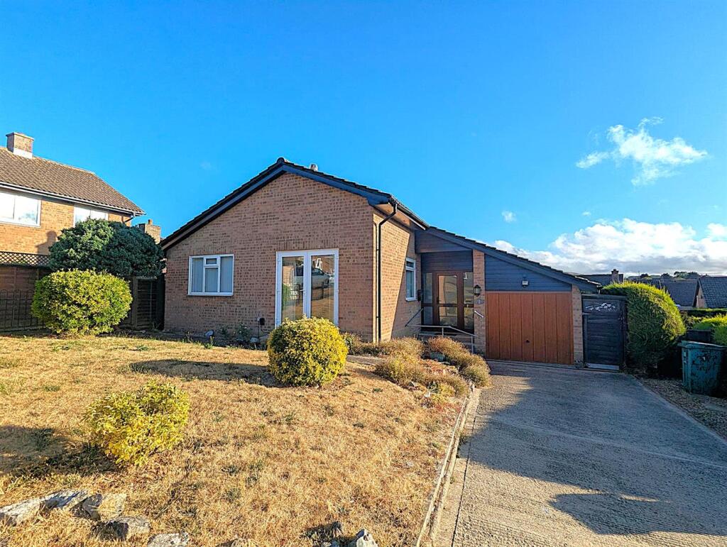 House in Sandown, Lake