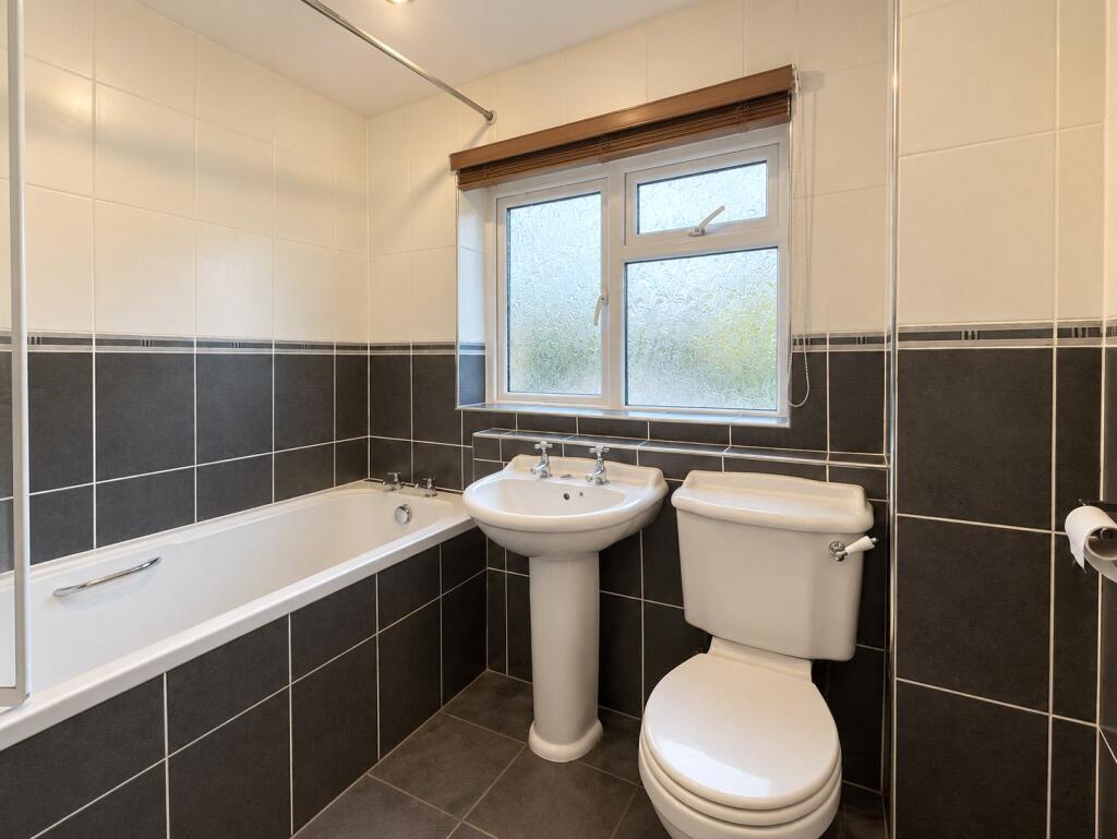 Apartment in Harlow, Hare Street - View 5