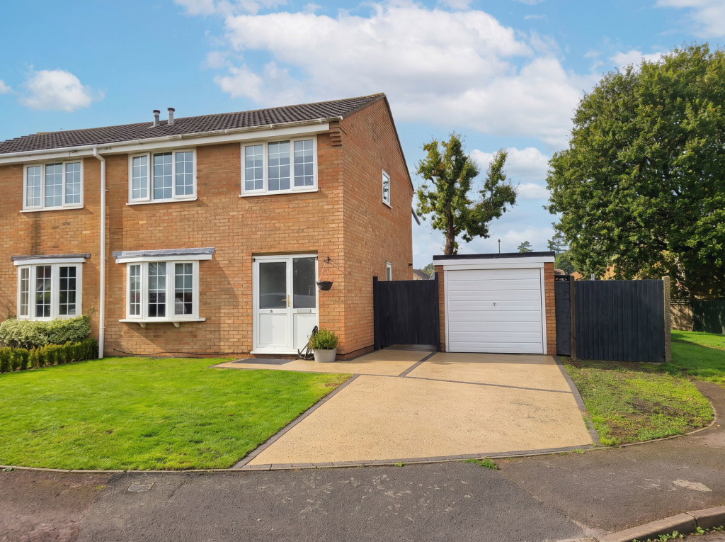 3-bed semi-detached on The Glade, Blackfield, £345,000