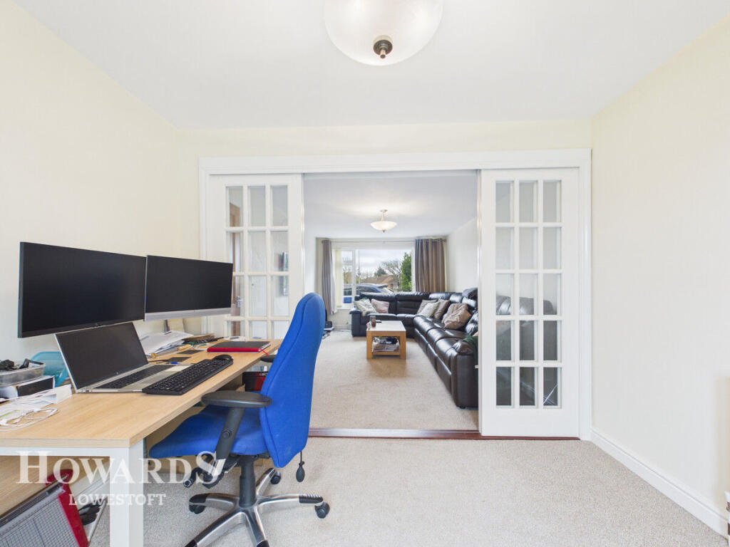 Pinewood Avenue, Lowestoft photo 4