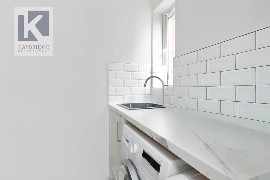 House in Epsom, Stoneleigh - More