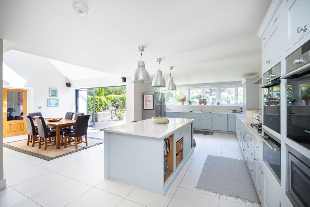 The Highlands, East Horsley, Surrey, KT24 photo 2