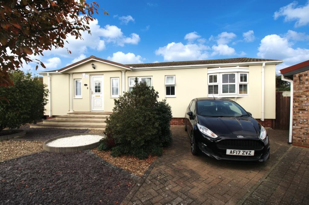 2-bed caravan on New Road, Clifton, Shefford, SG17, £270,000