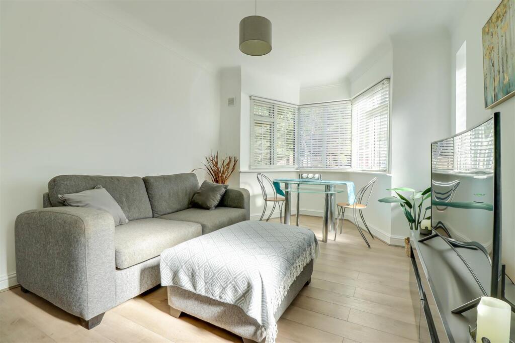 Apartment in Southend-on-Sea, Leigh-on-Sea - View 3