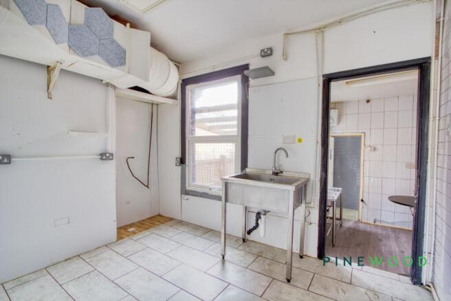 MIDDLE STORE / KITCHEN