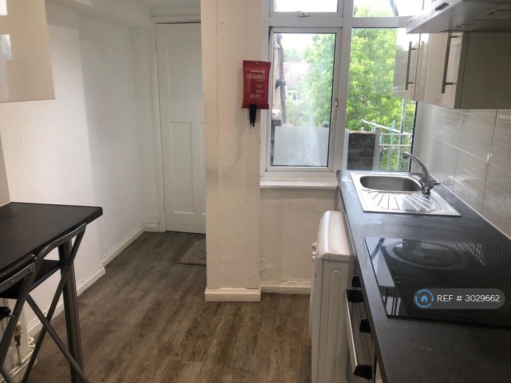 Apartment in London, Hendon - View 2