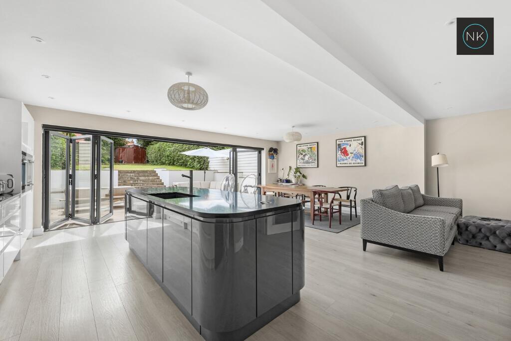 House in Epping Forest, Theydon Bois - View 2