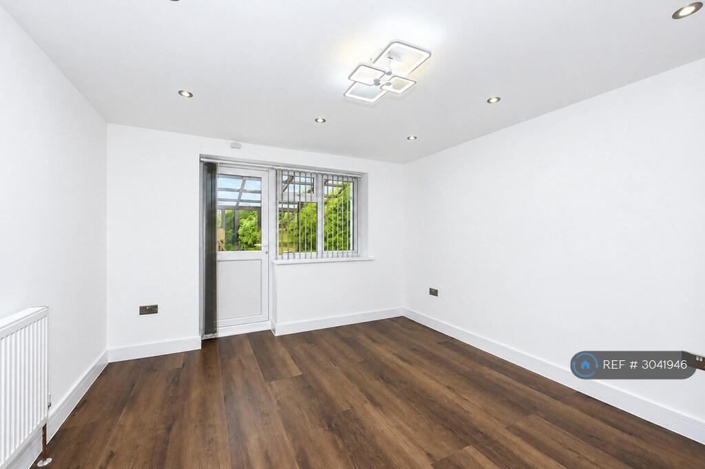 Apartment in Kingston upon Thames - View 3