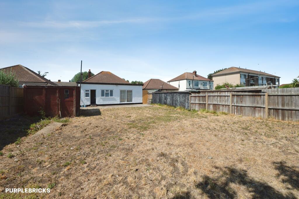 House in Rainham, Orchard Village, South Hornchurch - More