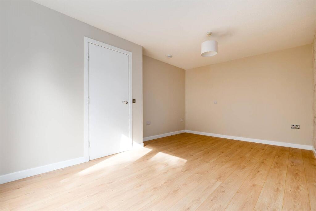 House in Edinburgh, Clovenstone, Wester Hailes - View 4