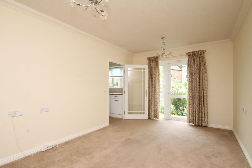 Kingston Avenue, Leatherhead, KT22 photo 2