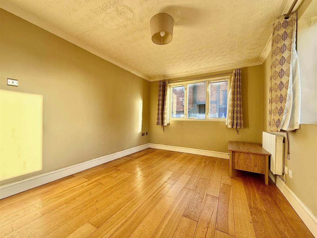 Trafalgar Court, Great Yarmouth photo 2