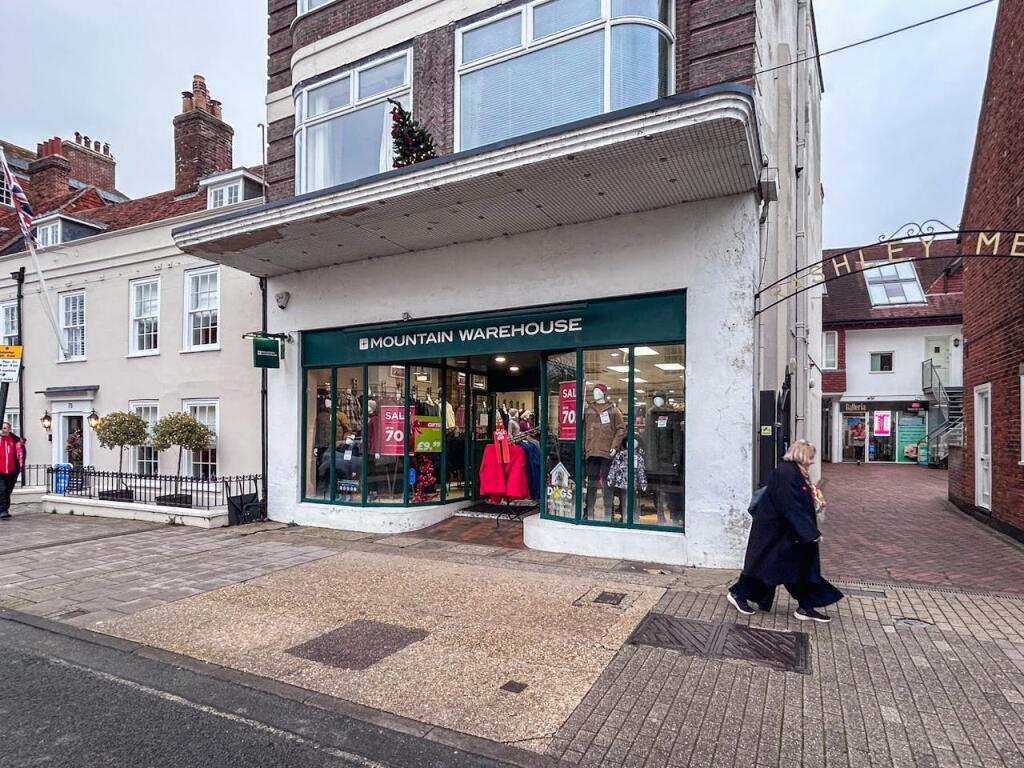 Main image of property: 76 High Street, Lymington, SO41 9AL