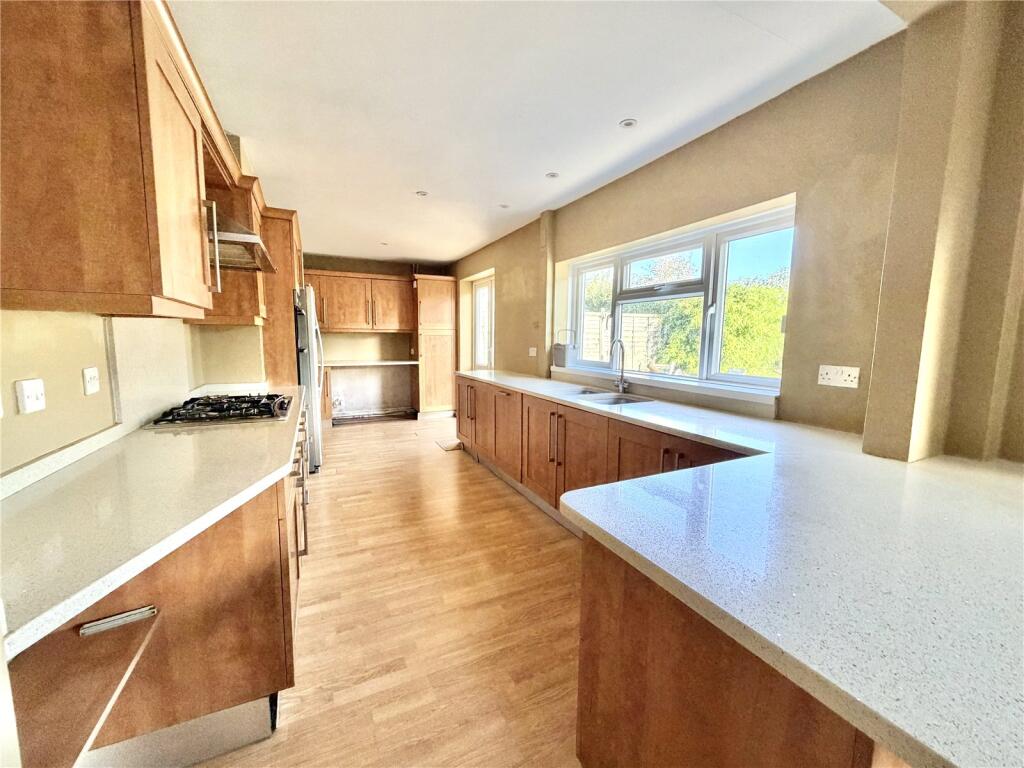 Renouf Close, Pennington, Lymington, Hampshire, SO41 photo 2