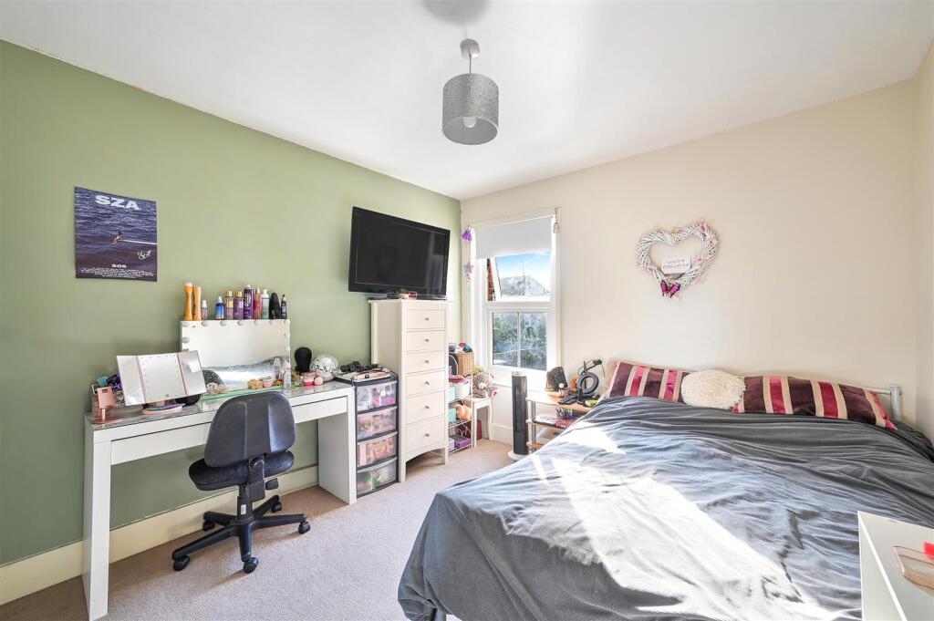 House in Sutton - More