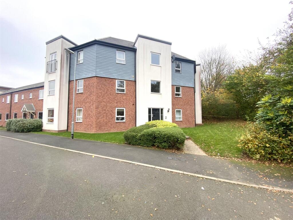 2-bed flat on Ferridays Fields, Woodside, Telford, £90,000