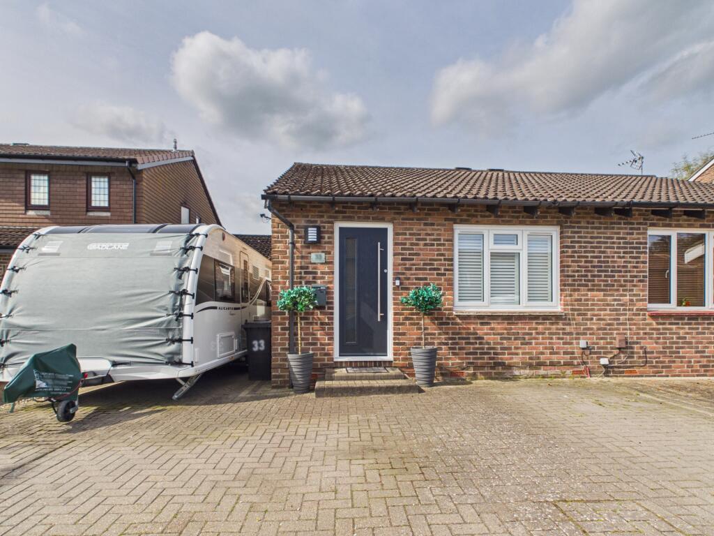 Main image of property: Camden Place, Calcot, Reading, RG31