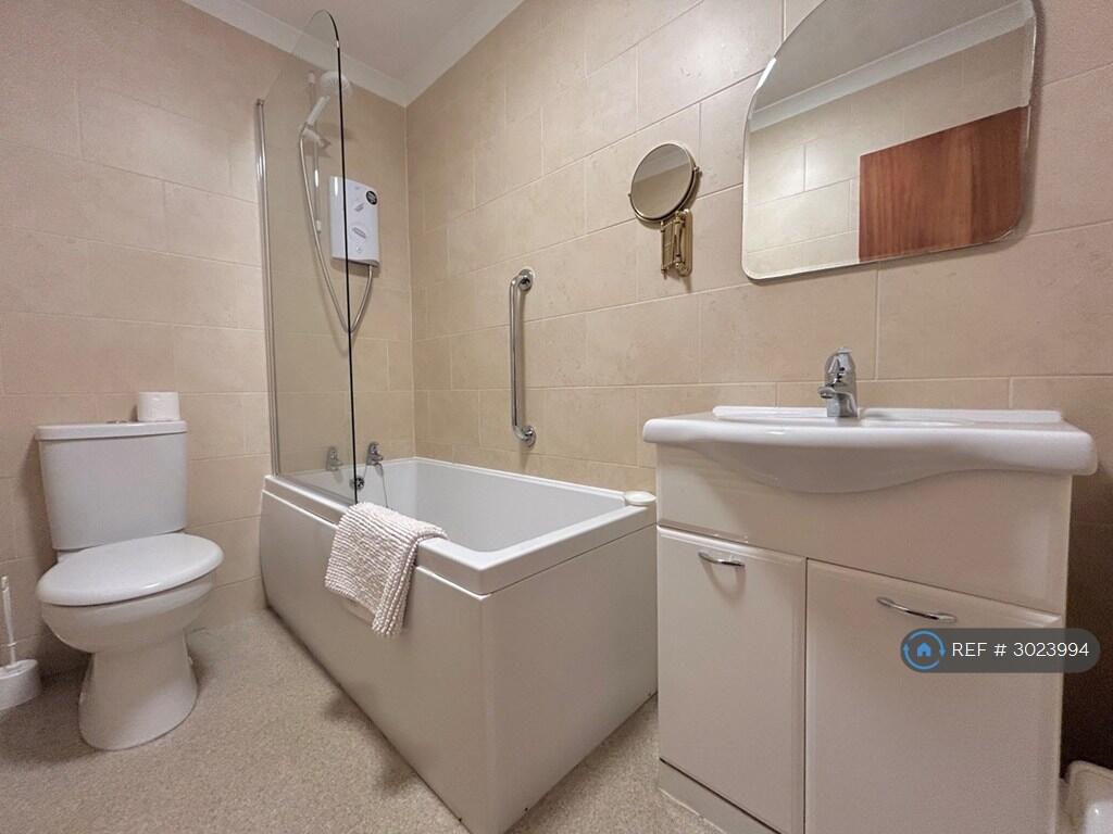 Apartment in Harrogate, Low Harrogate - View 3