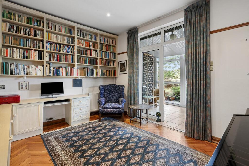 House in Elmbridge, Esher - More