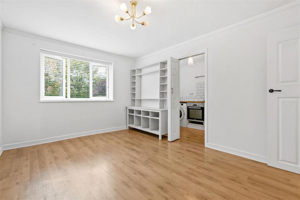 Apartment in North Hertfordshire, Hertfordshire - View 4