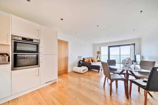 Apartment in Greenham - View 6