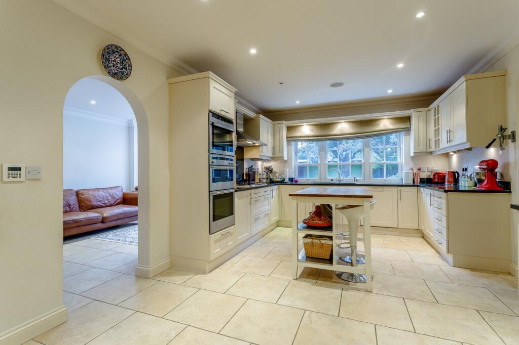 Wood End Close, Farnham Common, Buckinghamshire, SL2 photo 3