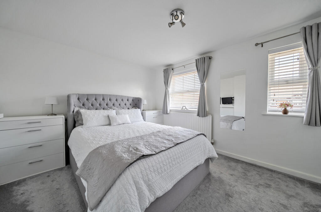 Waldorf Heights, Blackwater, Camberley, Hampshire, GU17 photo 4