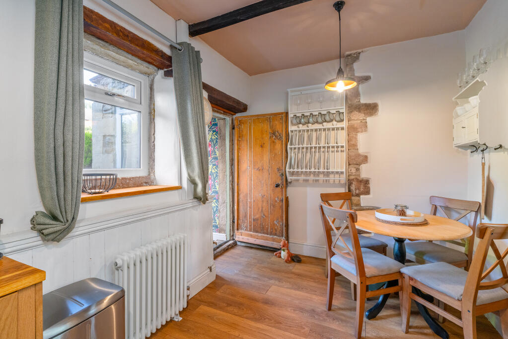 House in Gargrave - More