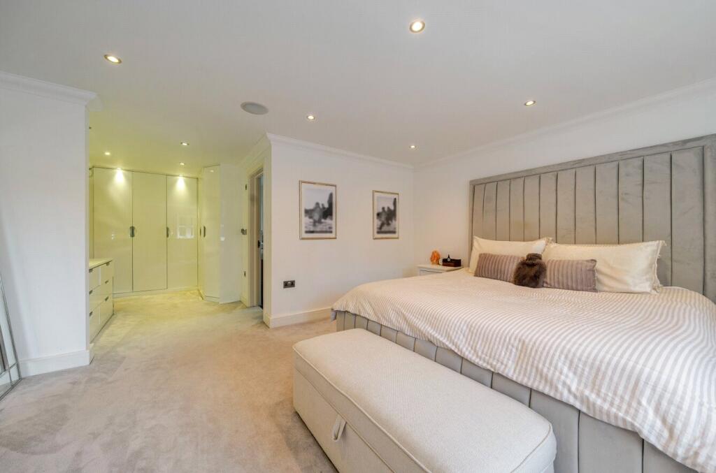 House in Surrey Heath, Surrey - View 5