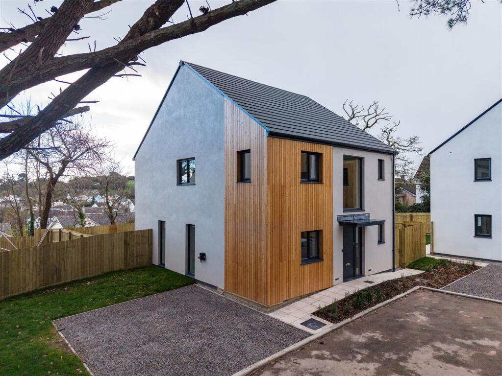 Main image of property: Roselyon Gardens, Par