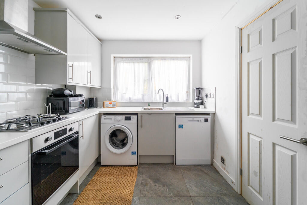 Apartment in London, Milton Gardens Estate, Stoke Newington - View 4