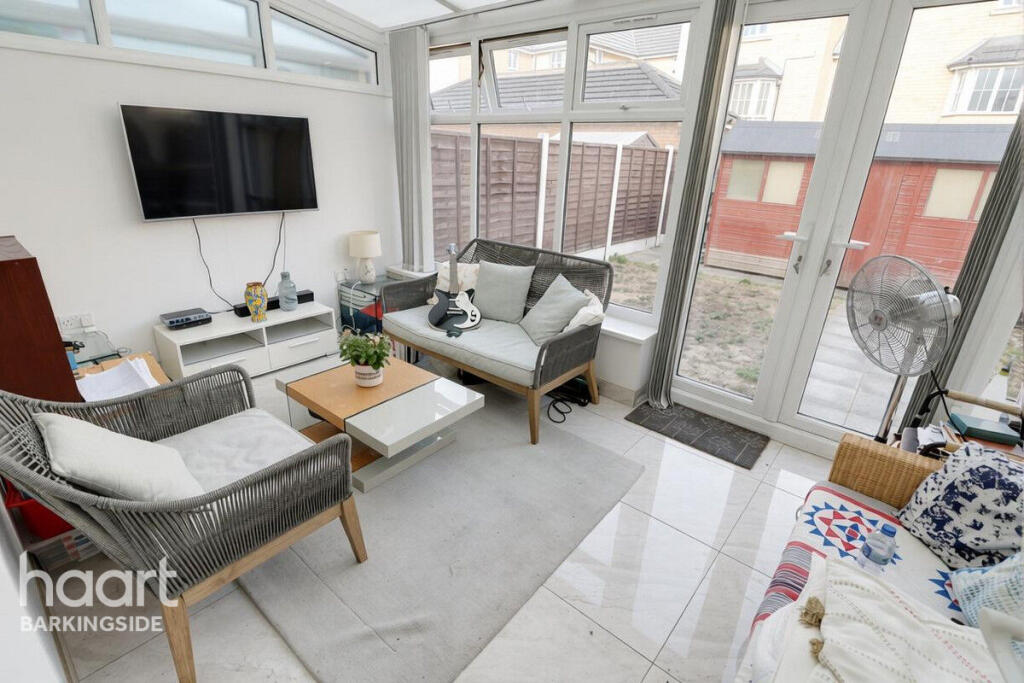 Genas Close, Barkingside photo 4