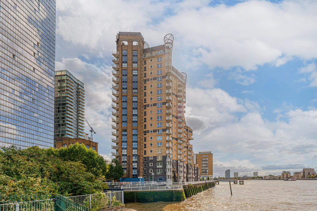 Main image of property: Cascades Tower, Canary Wharf E14