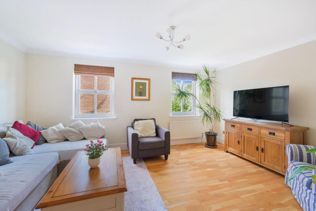 House in Kingston upon Thames - More