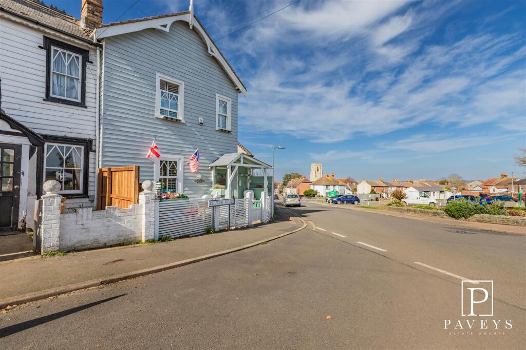 2-bed house on Church Road, Walton On The Naze, £195,000
