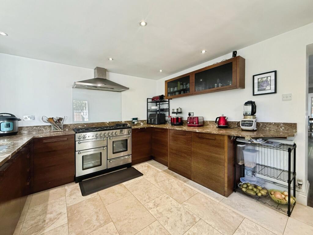 House in Crowthorne, Finchampstead - More